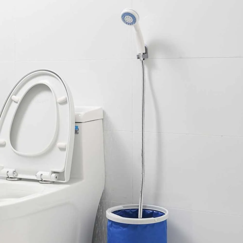 Installation de la douche portable avec un récipient dans la salle de bain